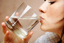 Tác dụng của việc uống nước đúng cách vào buổi sáng
