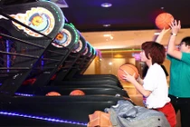 Gái trẻ ném bóng rổ bách phát bách trúng gây choáng