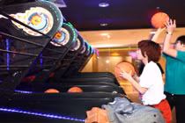 Gái trẻ ném bóng rổ bách phát bách trúng gây choáng