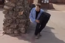 Bỏ chạy tán loạn vì người đàn ông "tách làm đôi"