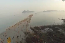 Kỳ thú hiện tượng biển tách làm đôi tại Hàn Quốc