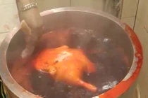 Hành trình hóa thân từ vịt chết thành vịt quay béo ngậy