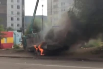 Cảnh tượng kinh hoàng khi xe cẩu vướng vào dây điện