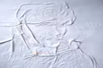 Nghệ thuật ủi đồ khiến người xem “lác mắt“