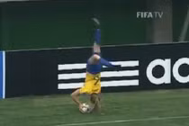 Bàn thắng tuyệt đẹp từ pha ném biên có một không hai