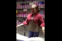 Gái xinh hô biến khăn thành váy điệu trong tích tắc