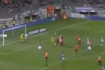 Pha ghi bàn bằng đầu đẹp khó tin của thủ môn