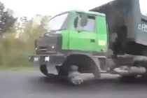 Xe tải mất bánh phóng như bay trên đường