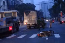 Xe máy lao vào xe tải như phim, 2 thanh niên nguy kịch