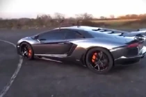 Xem siêu xe Lamborghini Aventador "khạc lửa" nướng gà tây
