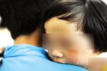 Bé gái 5 tuổi mắc bệnh... lậu vì anh hàng xóm