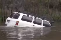 Khả năng lội nước đáng kinh ngạc của Toyota Land Cruiser