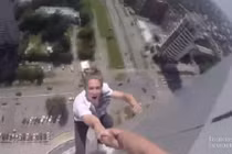 Nghẹt thở cảnh chạy bộ trên mép tòa nhà cao 40 tầng