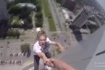 Nghẹt thở cảnh chạy bộ trên mép tòa nhà cao 40 tầng