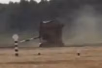 Khoảnh khắc xe tăng T-72 lật nghiêng khi ôm cua