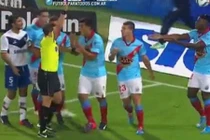 Trọng tài "bẻ còi" - tình huống hy hữu trong bóng đá