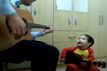 Nhóc tì hai tuổi quẩy guitar hát cùng bố cực chất