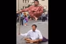 Người đàn ông có biệt tài ngồi lơ lửng giữa không trung