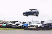 Nghẹt thở cảnh ô tô bay ngoài đời thực ở Anh