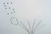 Phi đội “Hiệp sĩ đen“ làm xiếc trên bầu trời Singapore