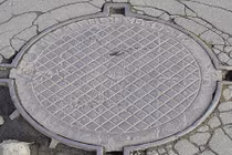 Hy hữu nắp cống bật cao hơn 60m như phim hành động