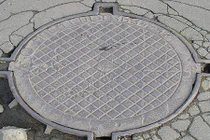 Hy hữu nắp cống bật cao hơn 60m như phim hành động