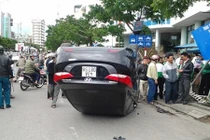 Tai nạn hy hữu, ô tô chổng 4 bánh lên trời