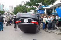 Tai nạn hy hữu, ô tô chổng 4 bánh lên trời