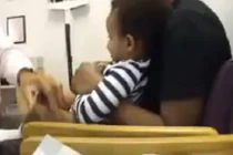 Cười nghiêng ngả với trò đùa của bác sĩ khi tiêm