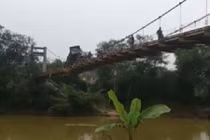 Thót tim giải cứu xe tải lơ lửng giữa cầu treo