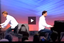 Cười vỡ bụng với màn vừa chơi đàn vừa thoát y