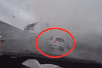 Vòi rồng trong siêu bão Soudelor cuốn bay ôtô ở Đài Loan