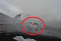 Vòi rồng trong siêu bão Soudelor cuốn bay ôtô ở Đài Loan