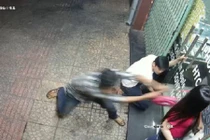 Tên cướp manh động giật túi xách ngay trước cửa nhà