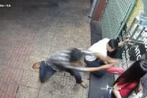 Tên cướp manh động giật túi xách ngay trước cửa nhà