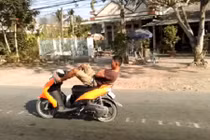 Thanh niên lái xe máy bằng chân trên quốc lộ 1