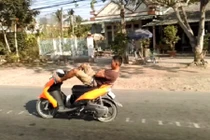 Thanh niên lái xe máy bằng chân trên quốc lộ 1