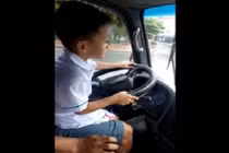 Video: Bé trai 6 tuổi lái ôtô đi học ở Quảng Ninh