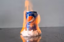 Chuyện gì xảy ra khi đốt cháy lon nước ngọt