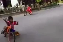 Chết cười với "Giải đua mô tô GP" phiên bản nhí