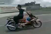 Trai trẻ chơi ngông ngồi ngược lái xe máy