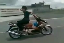Trai trẻ chơi ngông ngồi ngược lái xe máy