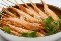 Bí quyết làm tôm nướng tỏi ngon tuyệt cho kỳ nghỉ 30/4