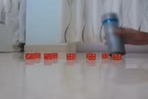 Trai trẻ làm xiếc với xúc xắc cực bá đạo