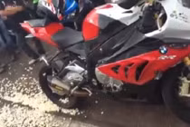 Độc chiêu nổ bỏng ngô bằng pô xe phân khối lớn