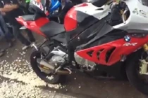 Độc chiêu nổ bỏng ngô bằng pô xe phân khối lớn