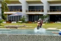 Nghẹt thở xem biker đi mô tô trên mặt nước