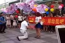 Ông già 6X quỳ gối cầu hôn bạn gái 9X gây sốc