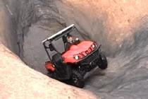 Nghẹt thở xem xe địa hình leo dốc đá dựng đứng
