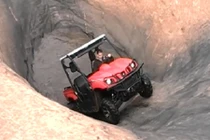 Nghẹt thở xem xe địa hình leo dốc đá dựng đứng